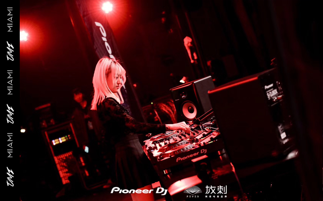 百大dj skrillex,r3hab都为她打call的中国女dj umi,9