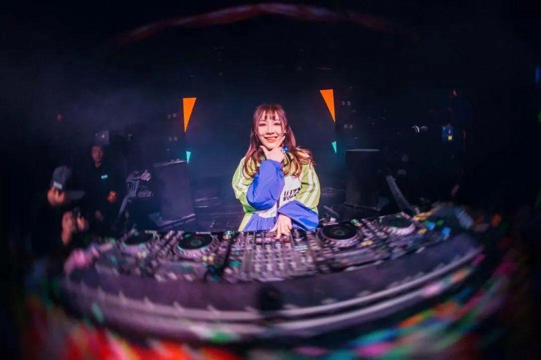 30 跟上仙女的节拍, dj tracy可