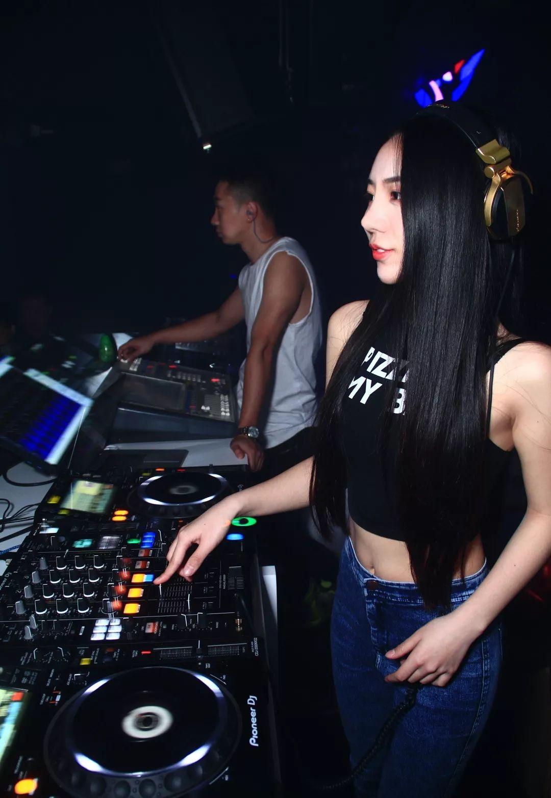 22 实力少女ti$uya 的夏日玩趣电音派对-天津vics club(威克斯酒吧)